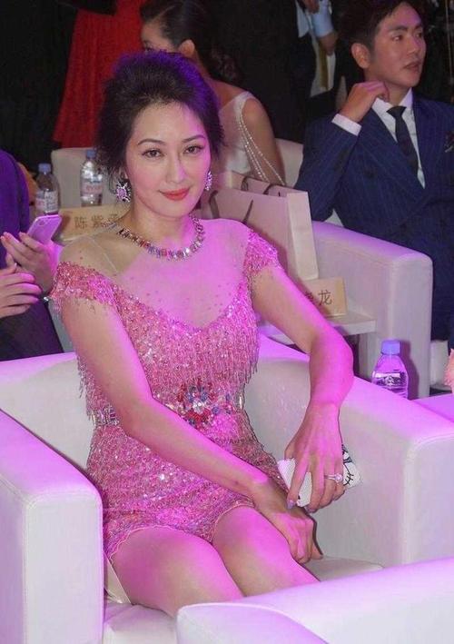 孟广美是胖了?穿一件粉色亮片流苏裙亮相,曲线感满分