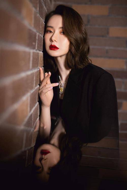 戚薇的造型越来越有范,西装裙配烈焰红唇霸气十足,尽显成熟魅力_视觉