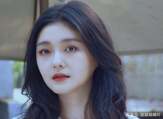 大s海藻般的长发,冷漠的眼神,不达眼底的笑,这才是尹夏沫本沫