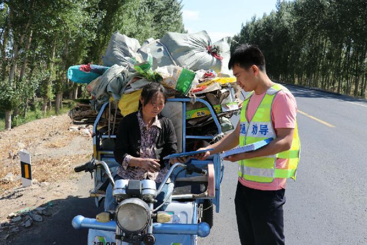 "连日来,内蒙古通辽市开鲁县东风镇交通安全劝导站附近,不时有三轮车