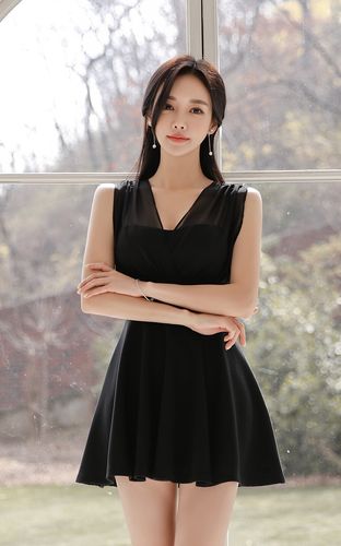 孙允珠高清时装鉴赏:魔幻郁金凝墨天鹅温婉百褶裙
