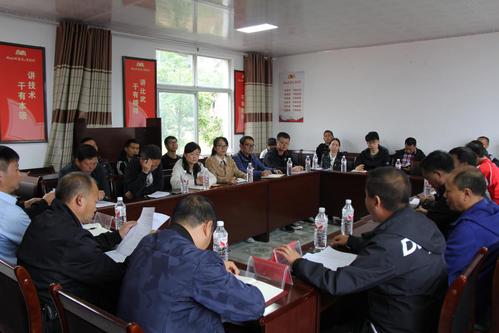 六盘水市发展改革委党组书记,主任陈石到党建扶贫点开展"两会"精神