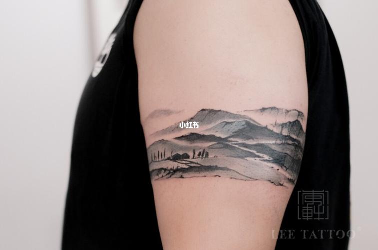 男生的水墨臂环纹身