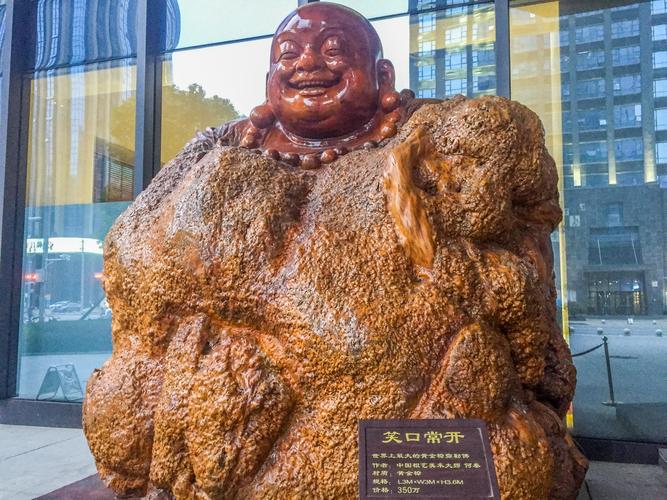 世界上最大的黄金樟弥勒佛,价值仅350万?