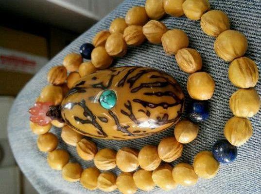 这是某位文玩朋友盘的车厘子手串,还加了一个千眼菩提吊坠