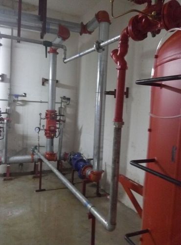 消防泡沫装置两根镀锌管,下面的为什么直接连接在报警