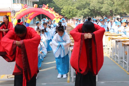 图为学生向先师孔子行揖礼.