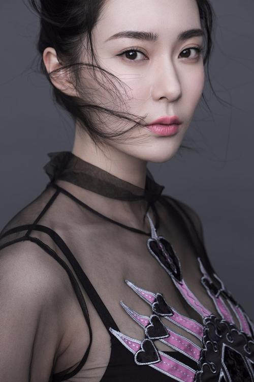 胡然发双重质感大片 朦胧黑纱手臂纤细展精致五官