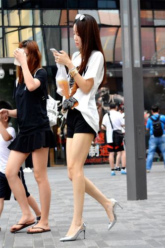 街拍美女黑色短裤搭配白色t恤脚下的银色尖头细跟鞋才是亮点