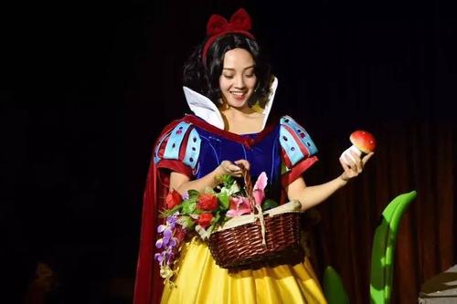 最开始的白雪公主有红发,金发各种造型,后来迪斯尼想到了参考真人创作