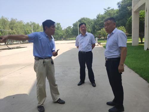 环保局长赵彦景在明月湖站点查看周边环境并现场督导雾炮车洒水,降尘