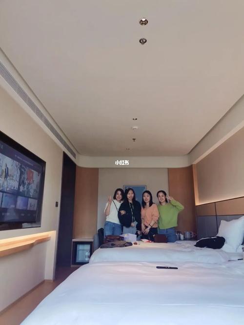 十一混在大学生中间假装自己没毕业_大学生_酒店_婚姻