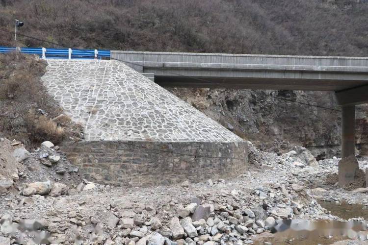 回填路基3800立方米,修复路面2600平方米,修复1座桥梁的桩基,锥坡,安