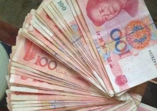 老太太10万块钱往楼上落下引发大家哄抢拿走的人却重病缠身