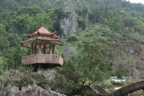  p>信宜市石印旅游景点位广东省于信宜市东北部的平塘镇,这里风景旖旎