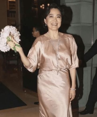 林青霞老了气质不变身穿廓形风衣秀品味自然变老也能很优雅
