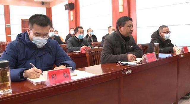 副县长程航和相关县直单位,金融机构负责人在阳新分会场收听收看会议