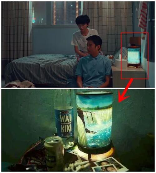 床头是《春光乍泄》同款台灯