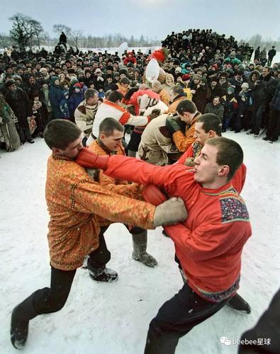 比如,俄罗斯人庆祝其传统节日"谢肉节"的主要方式有:烤薄饼,唱歌