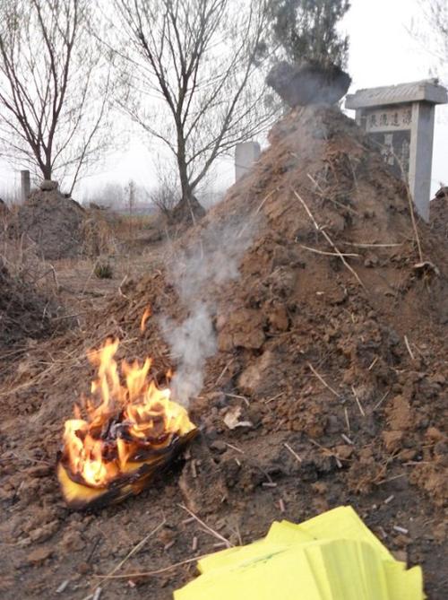 什么都弄好了,就开始烧纸.