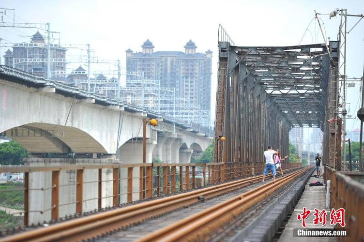 南宁邕江铁路大桥服役58年后结束使命