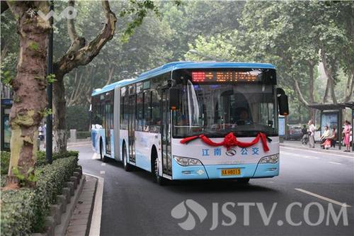 "巨无霸"公交车亮相南京街头(组图)