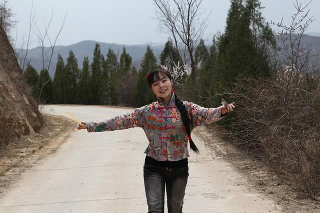 一是在星光大道以农村女孩示人,朴素得衣装朴素的性格,相比其它衣着