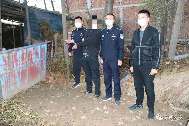 菏泽一犯罪嫌疑人被警方押解公开指认现场