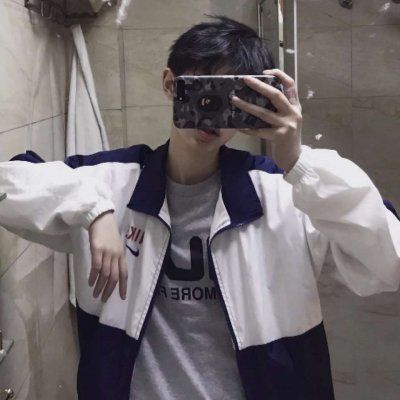 非主流男生拿手机自拍头像