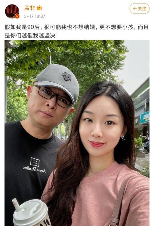 主持人孟非罕见带妻子出行被偶遇,年近50岁李雪皮肤白皙似少女