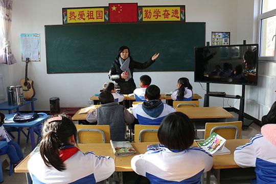 秀兰集团董事长郝海玲看望秀兰希望小学师生
