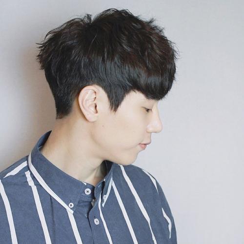 2019特别流行的韩式男发,大多都是锅盖头,两侧后面去掉但是不能太短哦