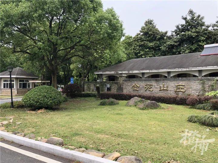 昨晚金苑山庄一户靠山居民家的狗不停狂吠,就去看监控,结果发现了豹子