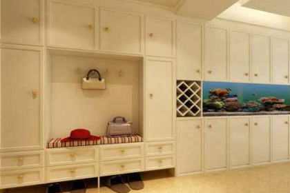 客厅进门挂衣柜