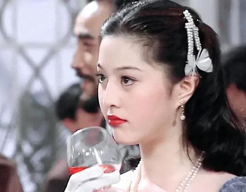 这可能就是岁月的洗礼吧,但其实原本的范冰冰并不是这样的