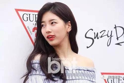 秀智接长发出席活动 比心嘟嘴秀香肩