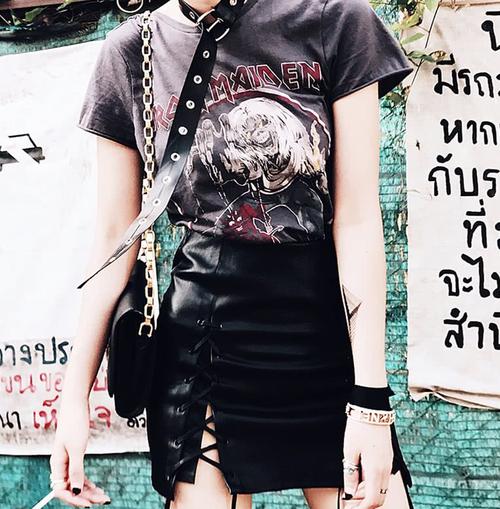 穿腻了甜美可爱的淑女风?那就一起来试试帅气有型的朋克装吧