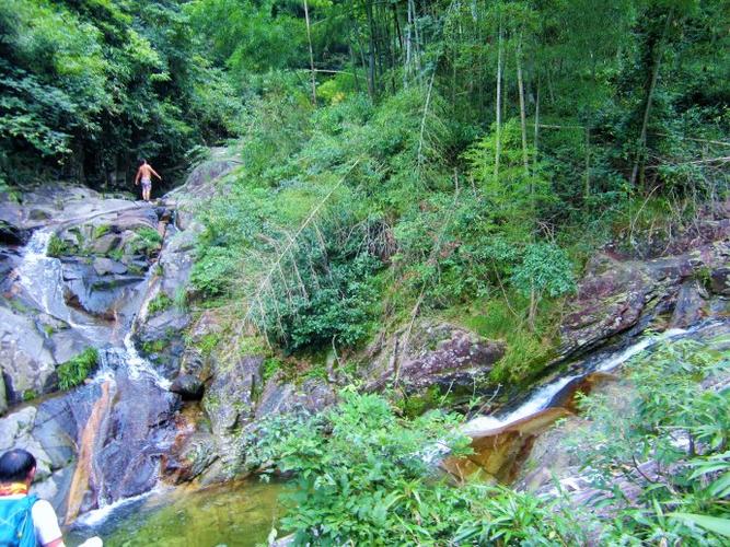 武功山伴着潺潺山溪徒步下山