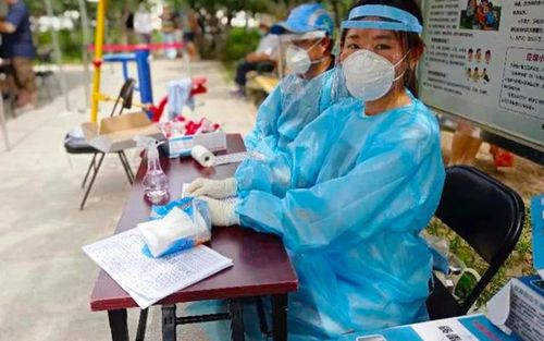 北京朝阳:烈日炎炎下 疫情防控一线绽放"她"力量