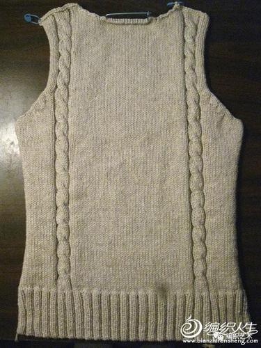 3,继续编织到距离前片肩膀还有六行时,开后领窝,同时进行引返斜肩.