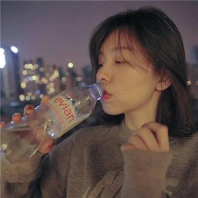 qq头像女生喝饮料韩系可爱头像 那些苍白的曾经被我们