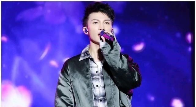 周深10个月参加了33台晚会两档综艺待录制他是本年度最忙艺人