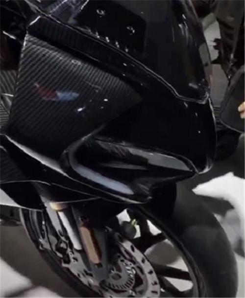 "全碳版"春风250sr摩托车,外壳看似是碳纤维,实则"水转印"