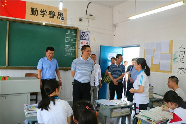 遂宁市教育工委副书记陈杰到蓬溪中学慰问高三年级师生