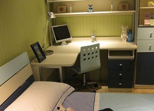 青少年房间书桌摆放风水之不宜背门而坐