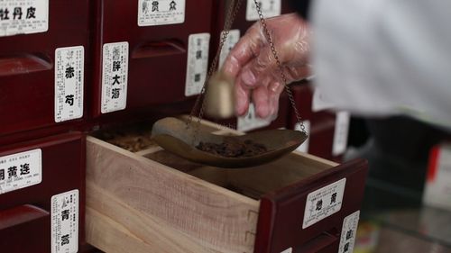 中医中药药柜抓药秤药_1920x1080_高清视频素材下载(编号:1074249)