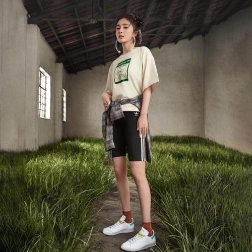 原创杨幂最新一身adidas又要变爆款!t恤配紧身裤秀性感,最美代言图