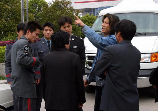 图文:要债老农奋不顾身拦车 刘晓庆承认阿峰否认(5)