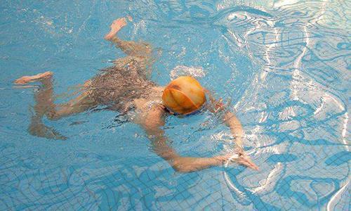 蛙泳蹬腿该如何发力