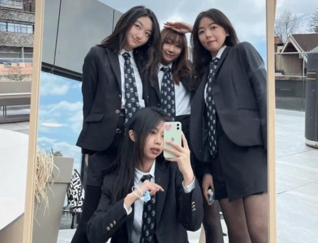 王菲女儿李嫣穿吊带背心拍视频,全程用特效挡脸,仅展示绝美身材